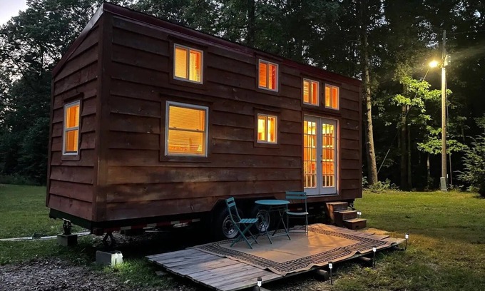 McMinnville House | Charming 1-Bed Tiny House: Oasis with Patio & WiFi- Isha Inst only 9 min away
