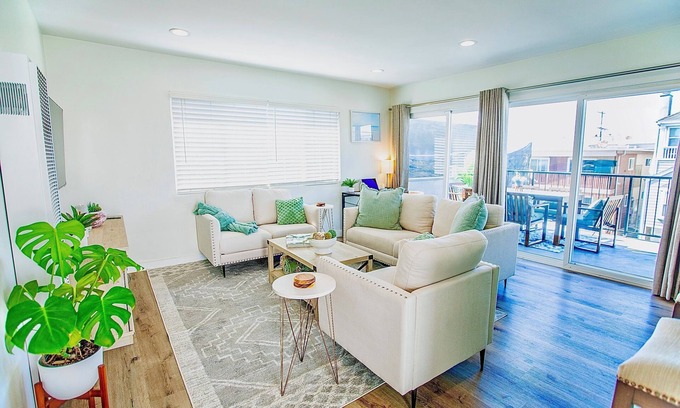The Strand Apartment | Charming 1-bedroom beach house in downtown Manhattan Beach steps from the sand
