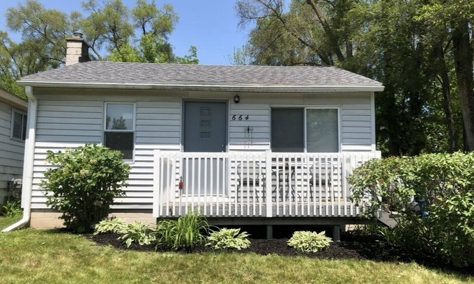 Walled Lake House | Charming 1-bedroom house with WiFi and AC in fabulous Wolverine Lake