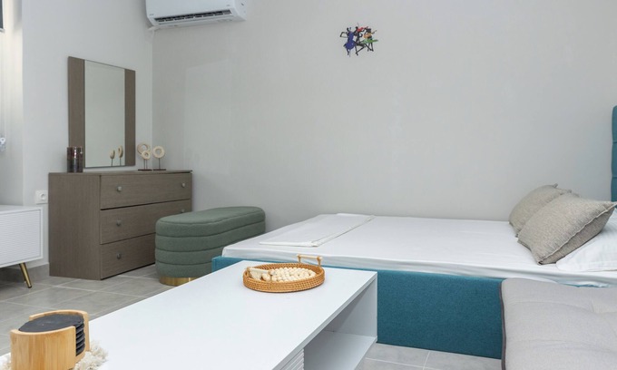 Keratsinion Apartment | Charming 1-bedroom apartment in fabulous Keratsini with WiFi, AC