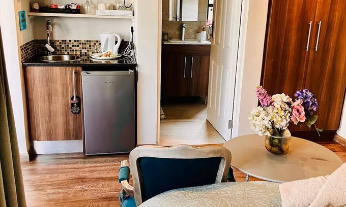 Flamingo Vlei Cottage | Charming 1-bedroom cottage in fantastic Cape Town with AC, WiFi