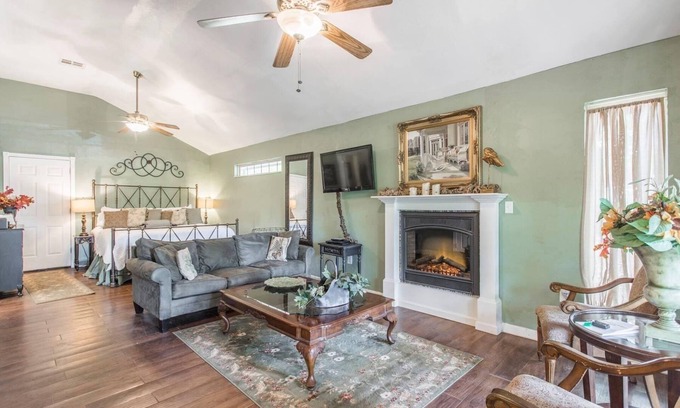 Guthrie Cottage | Charming 1-bedroom cottage in welcoming Guthrie with hot tub and jacuzz, kitchen