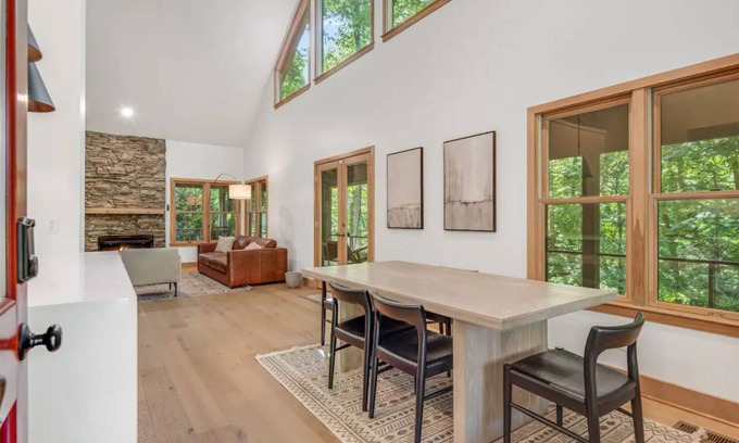 Lynn Cottage | Charming 1-bedroom cottage with WiFi, AC in fabulous Tryon