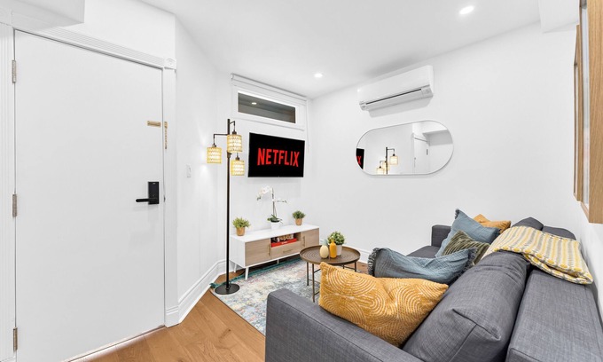 Upper Beaches House | Charming 1-bedroom house with AC, 5 mins to the beach, Fast Wifi