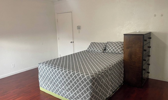 Oakland House | Charming 1-bedroom house in wonderful Oakland with WiFi, AC