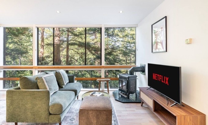 Mill Valley House | Charming 1 bedroom Treehouse Retreat in Redwoods