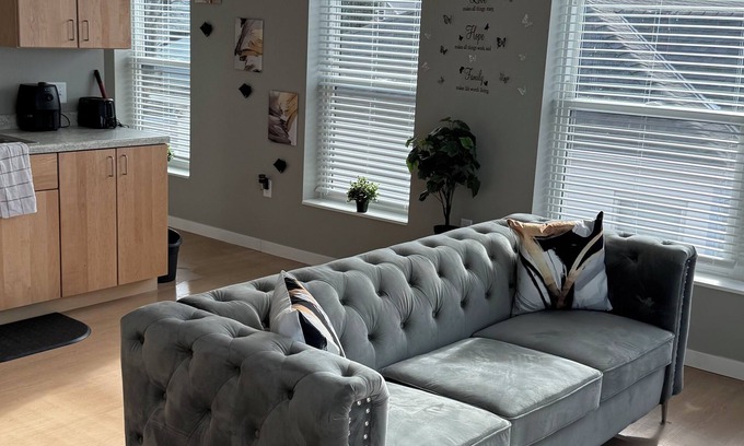 Minneapolis Apartment | Charming 1-bedroom apartment with WiFi, AC in amazing Minneapolis 5 mins to DWTN
