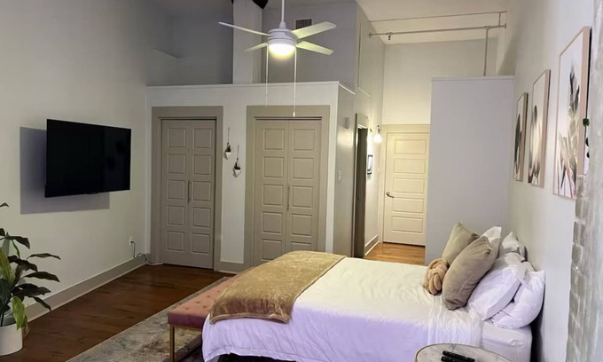 French Quarter Condo | Charming 1-bedroom Bourbon condo in fabulous New Orleans with fitness room, WiFi