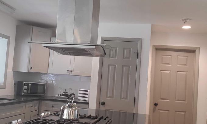 Stockbridge House | Charming 1-bedroom house with WiFi, AC in pleasant Stockbridge, event charge