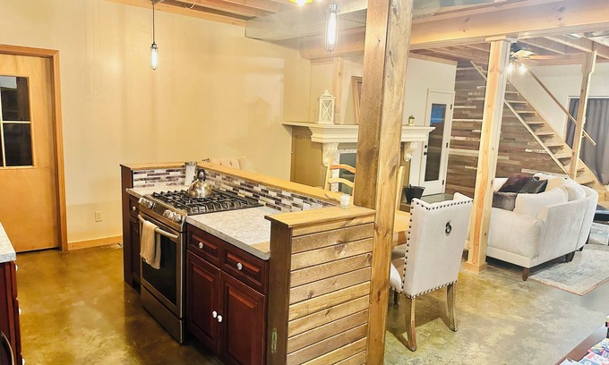 Sugar Creek House | Charming 1-bedroom house in pleasant Sugar Creek with AC