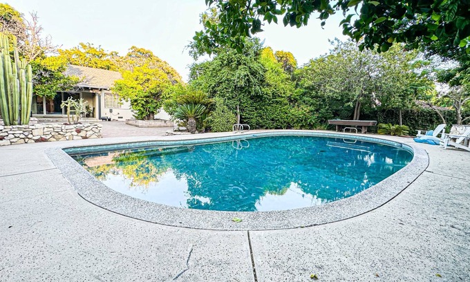San Fernando House | Charming 1 BR Poolside Retreat - Lou2-SF