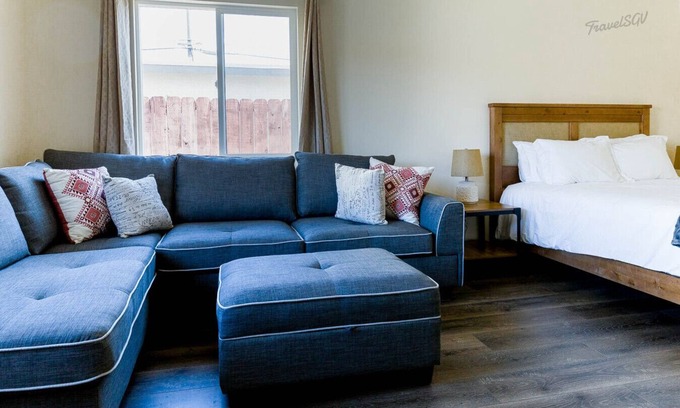 Alhambra House | Charming 1BR Farmhouse + Near DTLA #TravelSGV