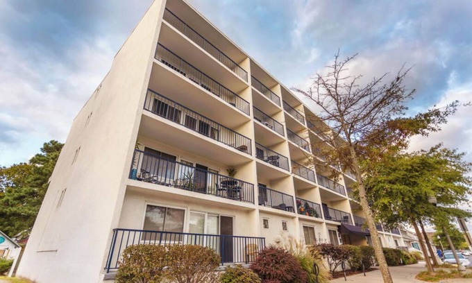 Country Club Estates Condo | Charming 1BR Rehoboth Condo w/Elevator, Parking&Beach Access – Perfect Getaway!