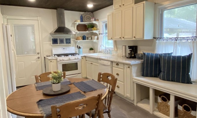 Monroe House | Charming 2/1 Centrally located and close to ULM! Pet Friendly!