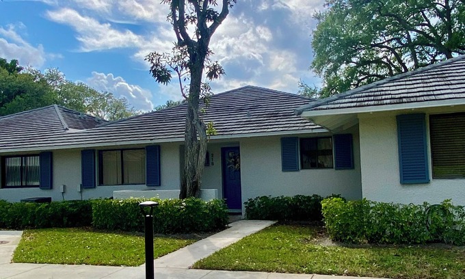 Palm Beach Gardens Villa | “Charming 2-bedroom villa surrounded by stunning golf courses in PGA National.