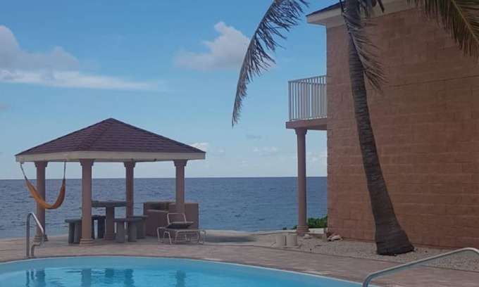 East End House | Charming 2 bd/2br w/pool in secluded community - Ocean Front!