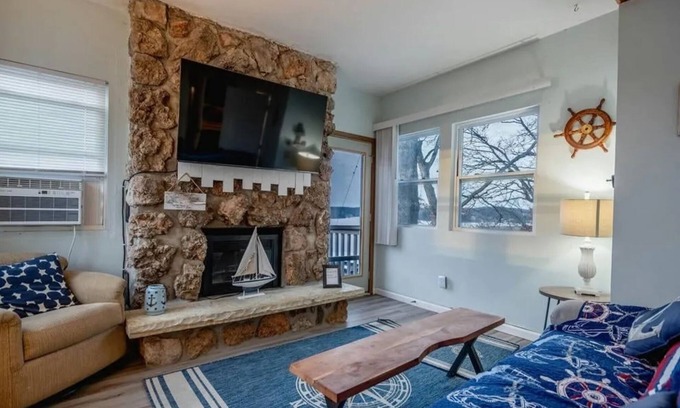 Lake Ozark Condo | Charming 2-bed 2-bath condo overlooking the beautiful Lake of the Ozarks-4MM