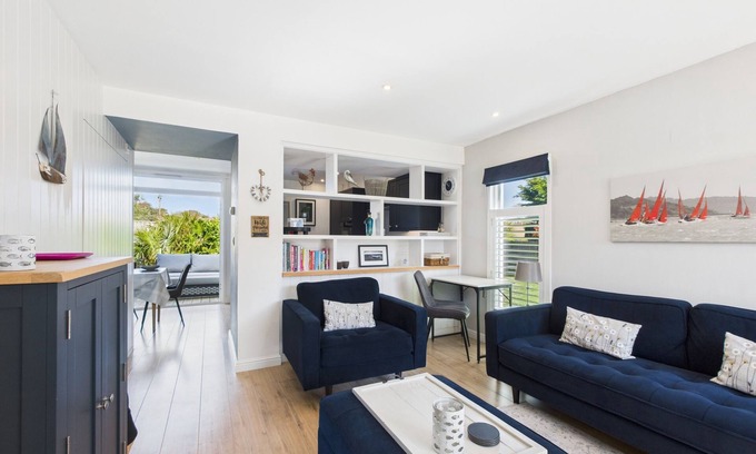 Yarmouth House | Charming 2-Bed Family Cottage Your West Bay Retreat