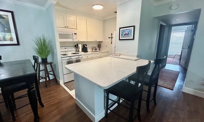North Palm Beach Apartment | Charming 2-bedroom Palm Beach Gardens Work or Play Close to Jupiter, Juno Beach!