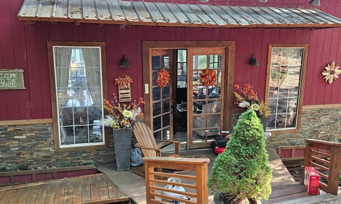 West Jefferson Cabin | Charming 2+-bedroom cabin in West Jefferson with incredible views. PET FRIENDLY
