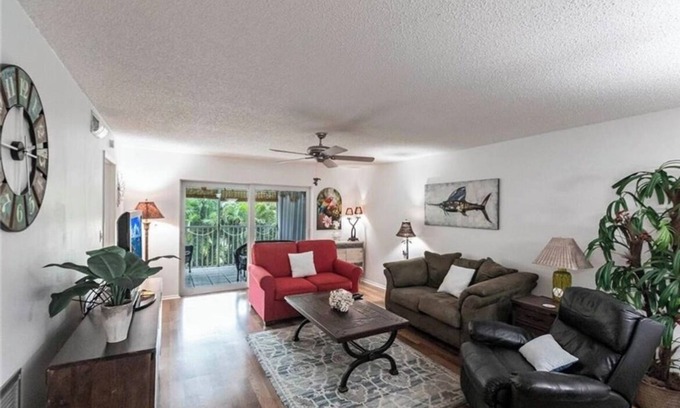 Naples Condo | Charming 2-bedroom, 2 bathroom condo with WiFi, AC in South Naples with lanai