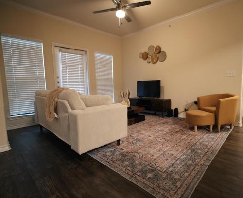 Sweetbriar Apartment | Charming 2 bedroom, 2 bath apartment