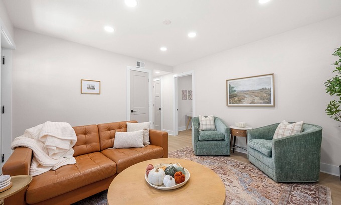 Roswell Apartment | Charming 2-bedroom apartment in lovely downtown Roswell.