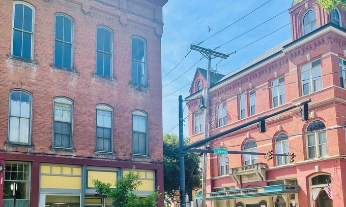 Warren Apartment | Charming 2-bedroom apartment in peaceful Warren with AC