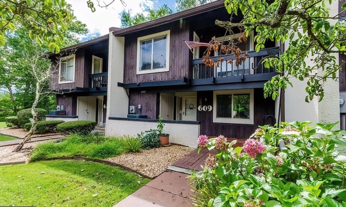 Basye House | Charming 2-bedroom Bryce Resort Townhouse. Wifi. Pool. Ski. Activity Center.