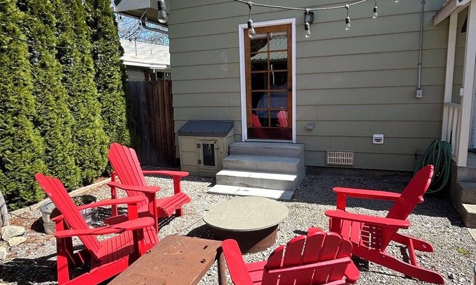 Sandpoint House | Charming 2-bedroom bungalow in brilliant Sandpoint Walkable to Lake/Town- AC
