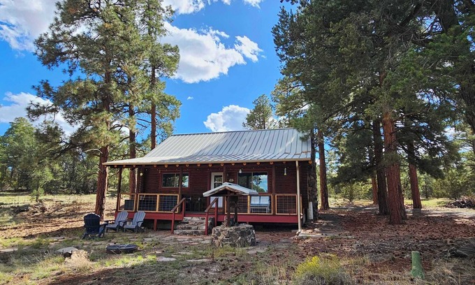 Williams Cabin | Charming 2-bedroom cabin with WiFi, AC in Williams, AZ nestled on 18 acres