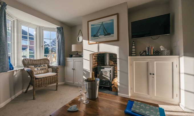 New Forest District House | Charming 2 bedroom cottage in Lymington, very close to town, marina & sea walks