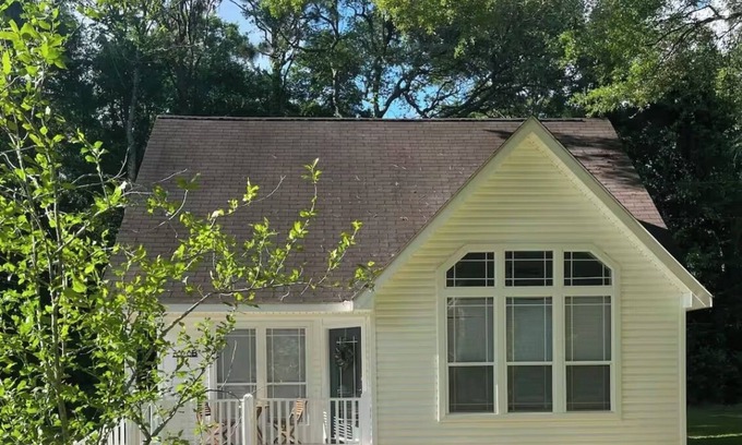 Fairhope Cottage | Charming 2-Bedroom Cottage Nestled Under Oak Trees