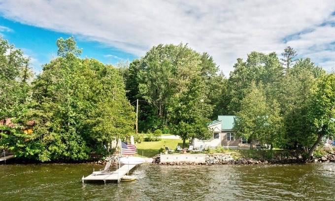 Franklin Cottage | Charming 2-bedroom cottage on Lake Carmi in Franklin with WiFi and AC