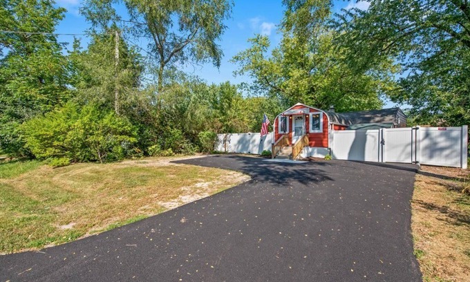 Island Lake Cottage | Charming 2-bedroom cottage, pet friendly, fenced yard, near Fox River!