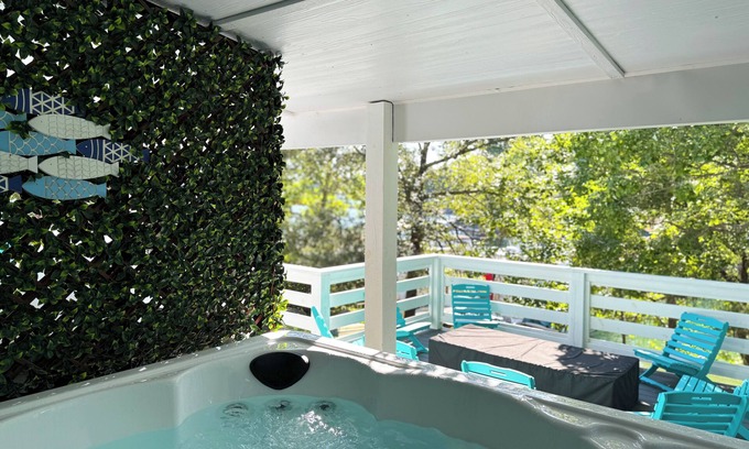 Smith Mountain Lake Apartment | Charming 2-bedroom Cottage located at Va Dare and Portside Bar! Sleeps 4