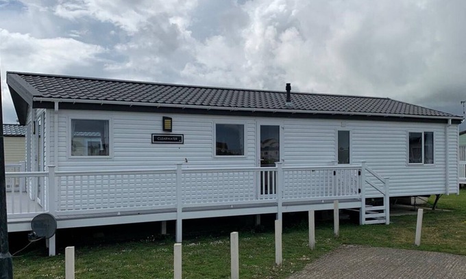 New Romney Cabin | Charming 2-Bedroom Lodge in a Peaceful Setting By the Beach