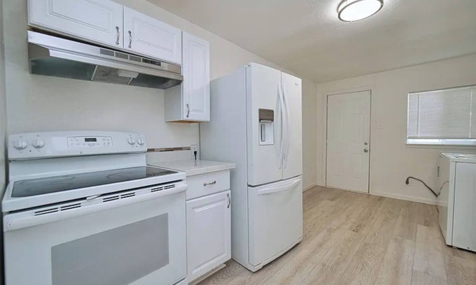 Southeastern Sacramento House | Charming 2-bedroom house with WiFi, AC in welcoming Sacramento