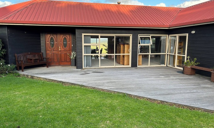 Muriwai House | Charming 2 bedroom home in a peaceful, rural setting, minutes from Muriwai beach