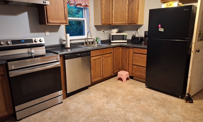 Ellington House | Charming 2-bedroom house in delightful Ellington with WiFi, AC, private big yard