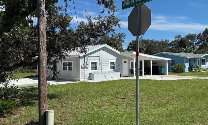 Englewood House | Charming 2-bedroom house in cool Englewood with AC