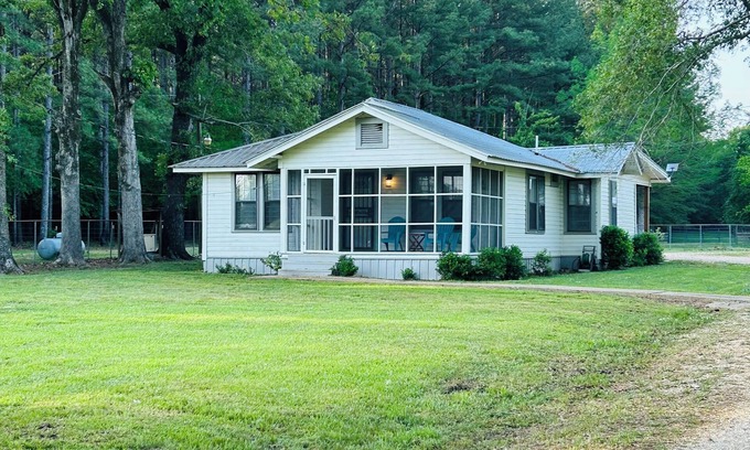 Lawrence House | Charming 2-bedroom house in the country with AC, WiFi and Pet friendly