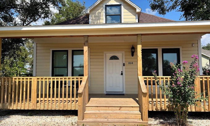 Palacios House | Charming 2-bedroom house in Palacios.