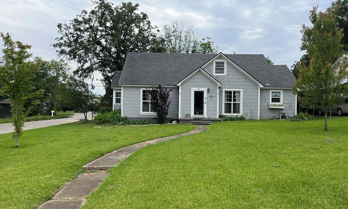 Denison House | Charming 2-bedroom house with a full remodel in beautiful Denison with WiFi, AC
