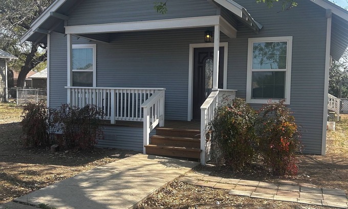 Hondo House | Charming 2-bedroom house with Heat, AC, Cable, WiFi in peaceful Hondo