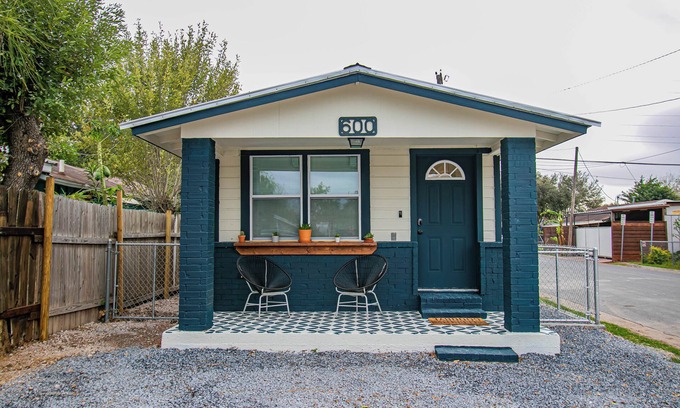 Pharr House | Charming 2-bedroom house in Pharr with AC, and WiFi.