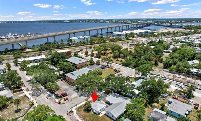 Stuart House | Charming 2-bedroom house with WiFi, AC in awesome Stuart