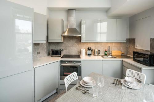 Courtfield Apartment | Charming 2 bedroom, Kensington, Chelsea, Harrods