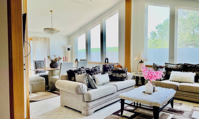 Burbank House | Charming 2-bedroom King+King bedroom house in near Ponca with WiFi, AC