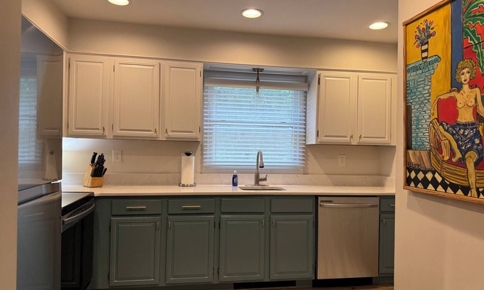 Highlands House | Charming 2-bedroom renovated townhome in Highlands. One mile from Main Street.